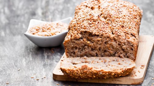 Kein Mehl im Haus + wenig Zeit? Dieses Brot-Rezept braucht nur 3 Zutaten – und kein Mehl