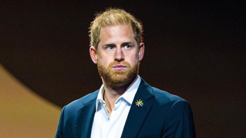 "Was vermisst du an Großbritannien besonders?" Diese einfache Frage bringt ihn aus der Fassung