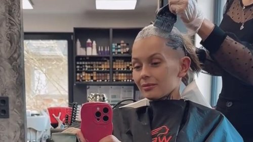 Endlich zeigt sie ihre neuen "Zuckerwatte"-Haare