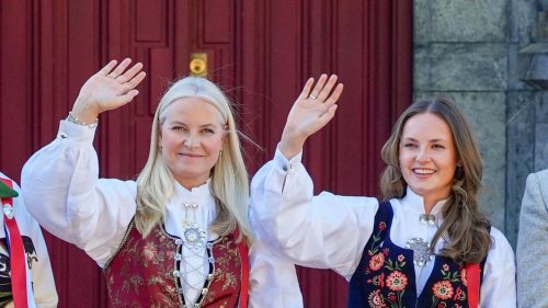 Die Königsfamilie feiert mit ihrem Volk