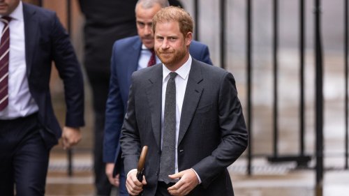 Körpersprache enthüllt, was Prinz Harry bei seiner Rückkehr nach England wirklich durch den Kopf geht