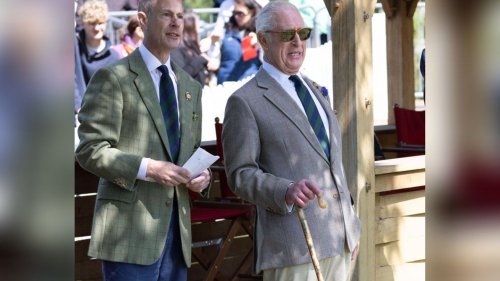 König Charles zeigt sich mit Spazierstock