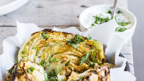 Weißkohl-Steaks mit aromatischer Kruste