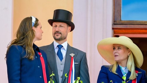 Die Königsfamilie feiert mit ihrem Volk
