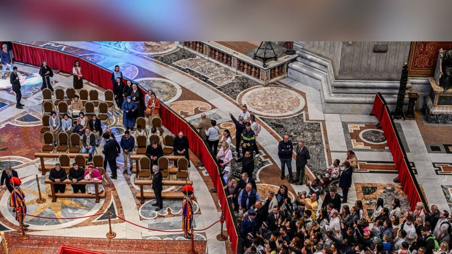 Abertausende Gläubige harren vor Petersdom