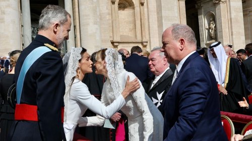 Küsschenlaune im Vatikan! Innige Momente mit ihren royalen Verbündeten