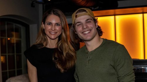 Sie besucht Countrykonzert und posiert für Foto mit Sänger