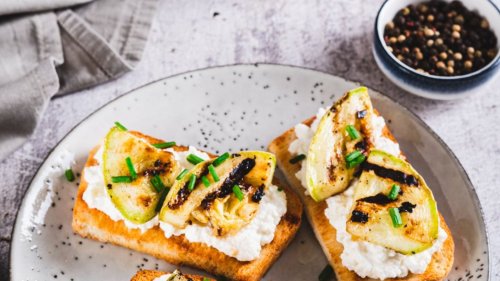 Zucchini-Bruschetta mit cremigem Ricotta