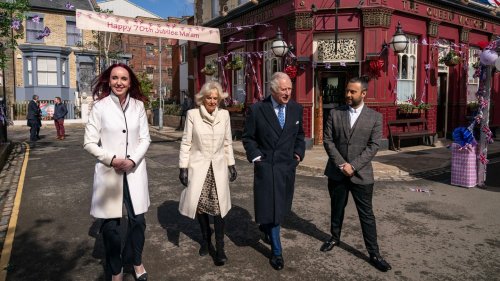 Prinz Charles + Herzogin Camilla überraschen mit Gastauftritt in britischer Soap "EastEnders"