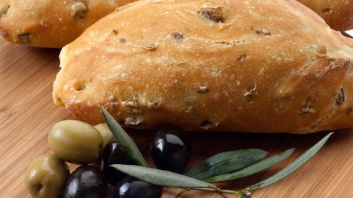 In nur 10 Minuten zubereitet! Dieses köstliche Olivenbrot schmeckt nach Italien