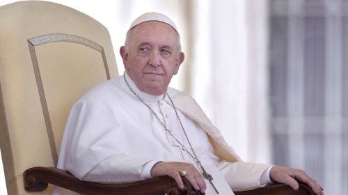 Papst Franziskus: Er liegt mit Atemwegsinfekt im Krankenhaus