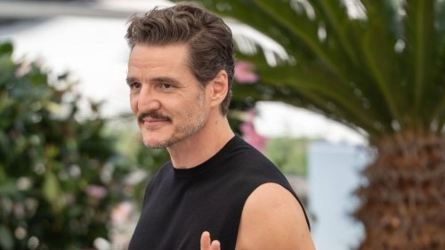 Schauspieler zeigt Armmuskeln in Cannes