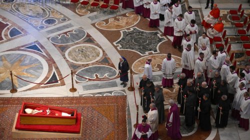 Herzzerreißende Szene am Sarg – Nonne bricht vatikanisches Protokoll