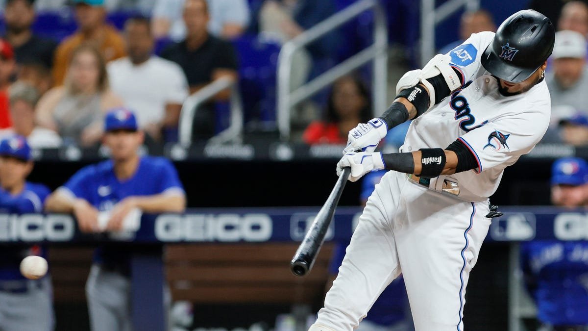 MLB roundup: Luis Arraez breaks .400 as Marlins beat Royals
