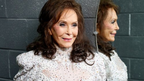 Loretta Lynn, country music legend and 'Coal Miner's Daughter,' dies at 90