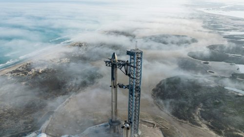 SpaceX Rocket Crashes Into Ocean After First Starship Launched From ...