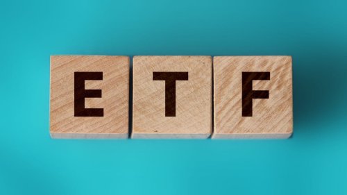 ETFs vs mutual funds: What's the difference? How to choose which to buy.