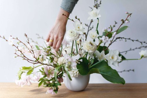 Flower Arrangements 101: A Crash Course for Easy and Elegant Florals - Gardenista