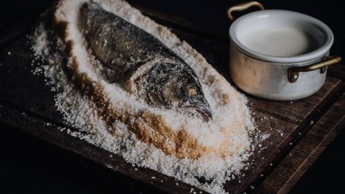 Oster-Rezept: Wolfsbarsch in Salzkruste