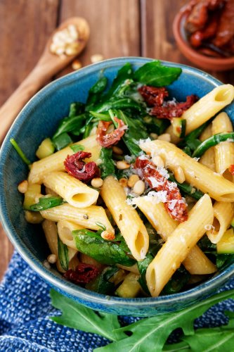 Nudelsalat mit Honig-Senf-Dressing