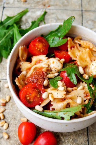 Italienischer Nudelsalat mit Rucola
