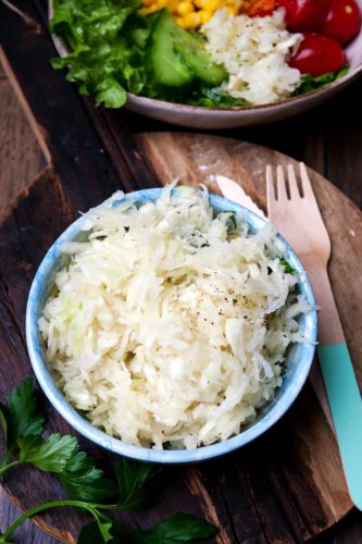 Krautsalat ganz klassisch und einfach: Die beste Beilage!