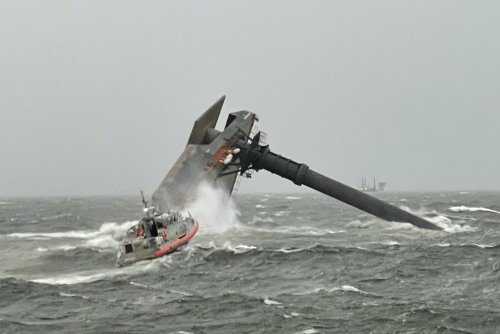 US Coast Guard Reminds Mariners of Dangers From Unexpected Heavy Weather