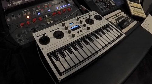 Future Retro Vectra: Hybrider Vektor-Synthesizer mit vier Joysticks