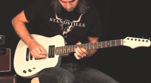 Diese Aluminium-E-Gitarre spart Holz und Strom
