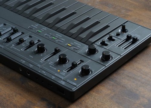 SB01 supoer thin, rechargable, portable analog synthesizer