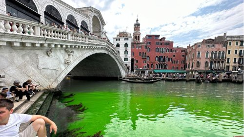 Wegen Fluoreszin: Venedigs Canal Grande leuchtet grün