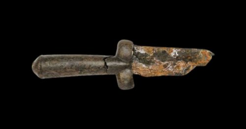 Découverte d'une curieuse "dague à testicules" dans une forteresse médiévale en Suède