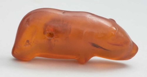 Cet ourson, vrai-faux bonbon en ambre, pourrait être une amulette de chasse de l’âge de pierre