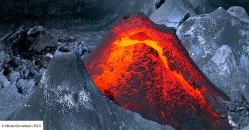 Un volcan unique en Tanzanie crache une mystérieuse lave noire le jour, blanche la nuit