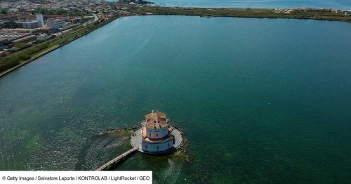 Un soulèvement volcanique révèle les ruines d'une villa antique submergée depuis des siècles en Italie