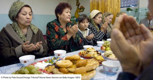 Au Xinjiang, les Ouïghours doivent se filmer pour prouver qu'ils ne jeûnent pas durant le Ramadan