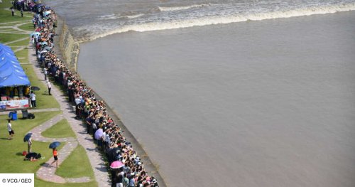 La vague la plus dangereuse du monde se trouve en Chine, et elle attire surfeurs et poètes