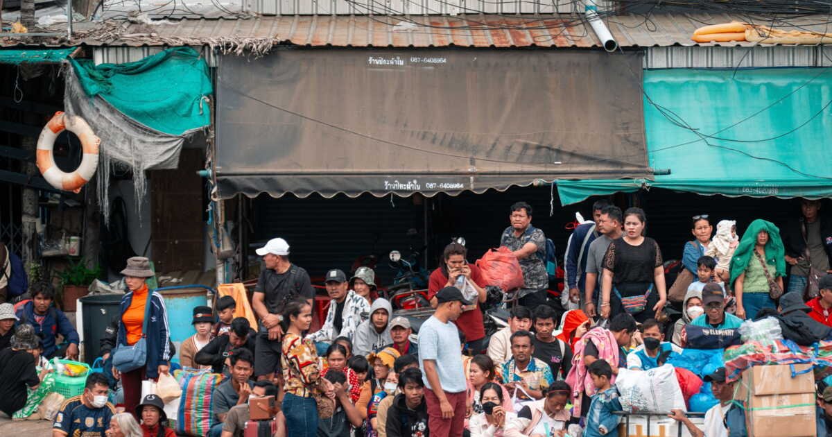 Des bénévoles thaïlandais veillent sur les villages vidés par les combats à la frontière