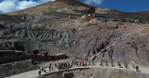Dans l’ancienne mine renommée de Potosí en Bolivie, la dynamite s'achète désormais en libre-service, au marché