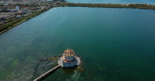 Un soulèvement volcanique révèle les ruines d'une villa antique submergée depuis des siècles en Italie