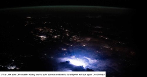 L'Œil de GEO: jaune, blanc et vert, le stupéfiant "arc-en-ciel" orageux observé lors d'une nuit sans lune