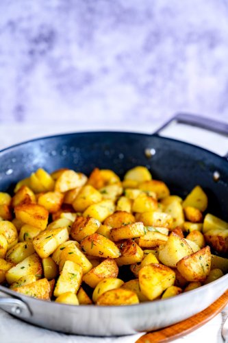 Rosmarinkartoffeln aus der Bratpfanne - Rezept von Gernekochen.de