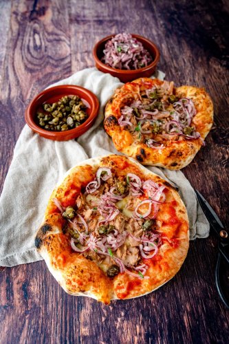 Pizza Tonno Deluxe: Mit Zwiebelsalat und frittierten Kapern