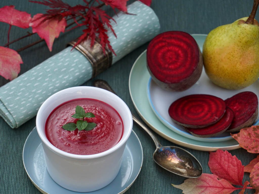 Herbstliche Rote Rüben Suppe mit Birne