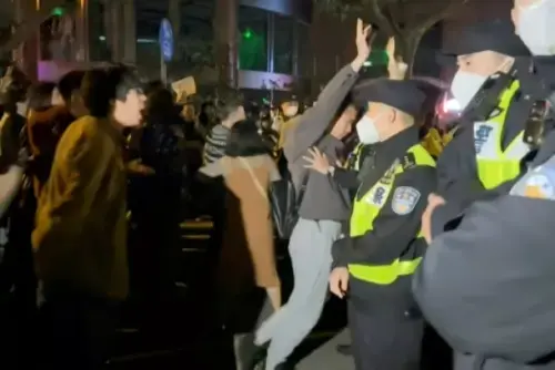 Hunderte Chinesen protestieren in mehreren Städten gegen strikte Corona-Politik