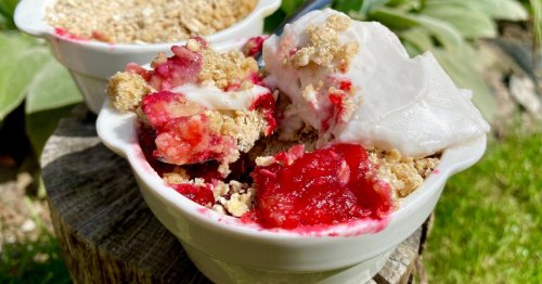 Easy apple and blackberry crumble recipe that's healthy and takes one minute to make