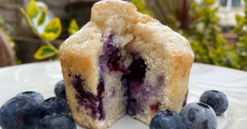 Unbelievable blueberry muffin recipe made with 4 ingredients