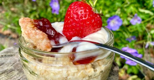 The easy strawberry overnight oats breakfast recipe that's healthy and requires no measuring
