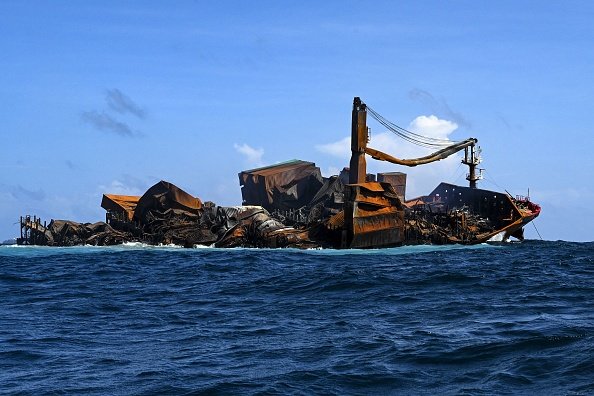 La nave MV X-Press Pearl affonda dopo aver bruciato per quasi due settimane