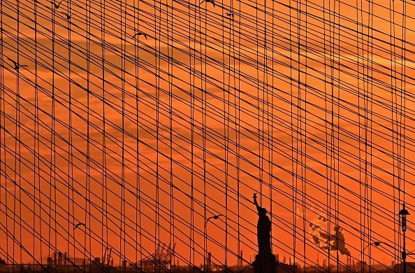 La statua della libertà al tramonto